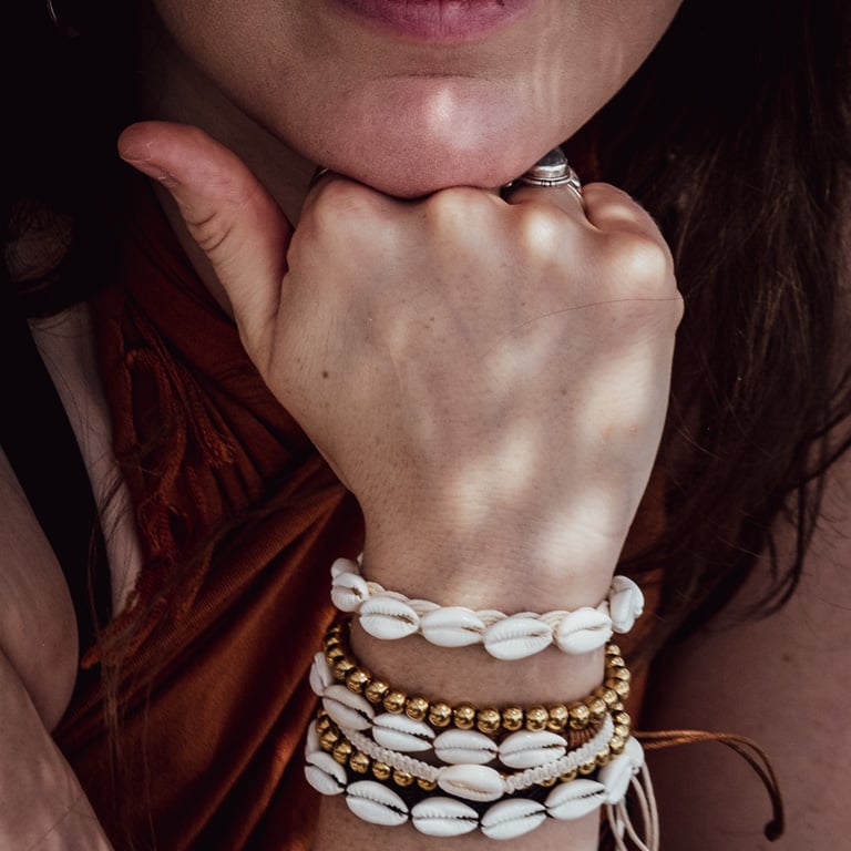 Bracciale di corda con conchiglie kauri in 4 colori